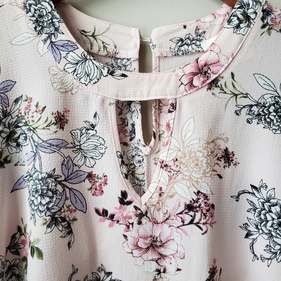 Gorgeous Bell Sleeve Floral Blouse 🌸 - Picture 4 of 8